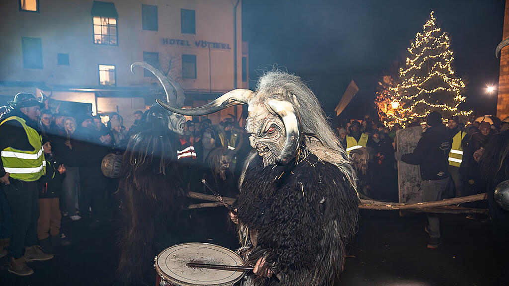 Krampuslauf im Ortszentrum, Großgmain