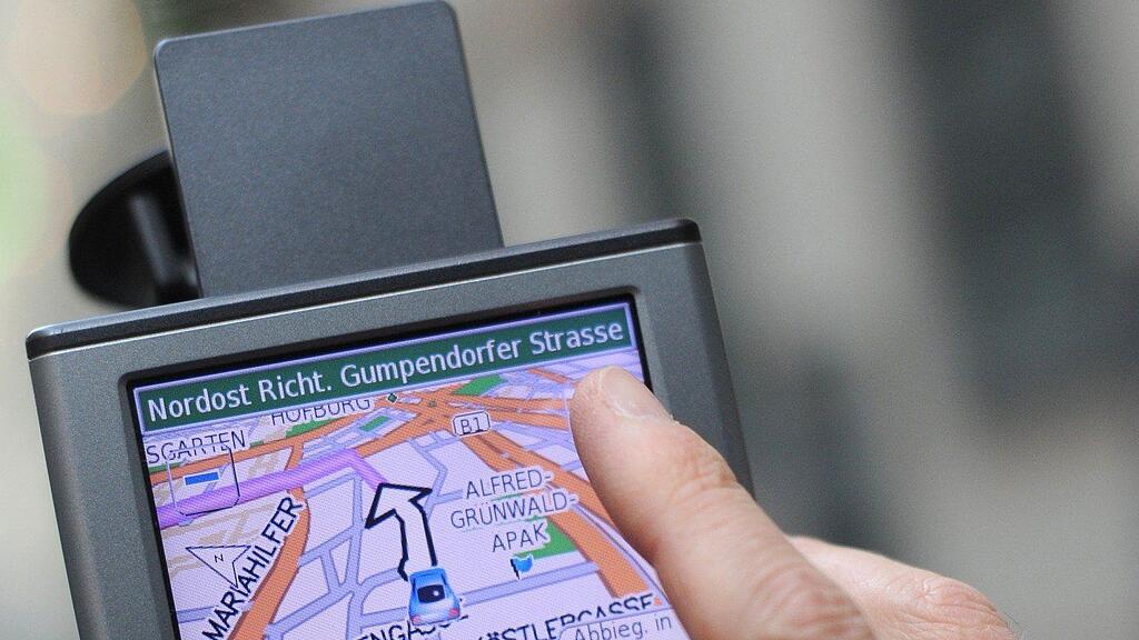 Die Täter brachen acht Fahrzeuge auf.