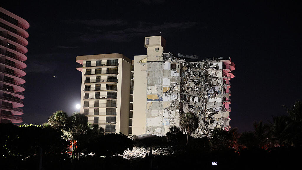 Hochhaus st\u00fcrzt in Miami ein