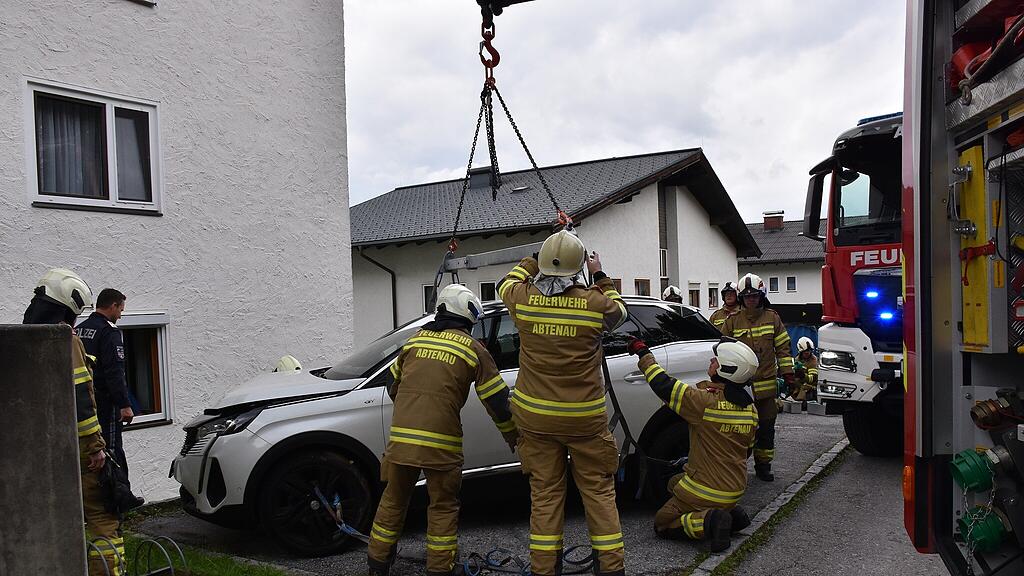 Auto contra Hausmauer Abtenau