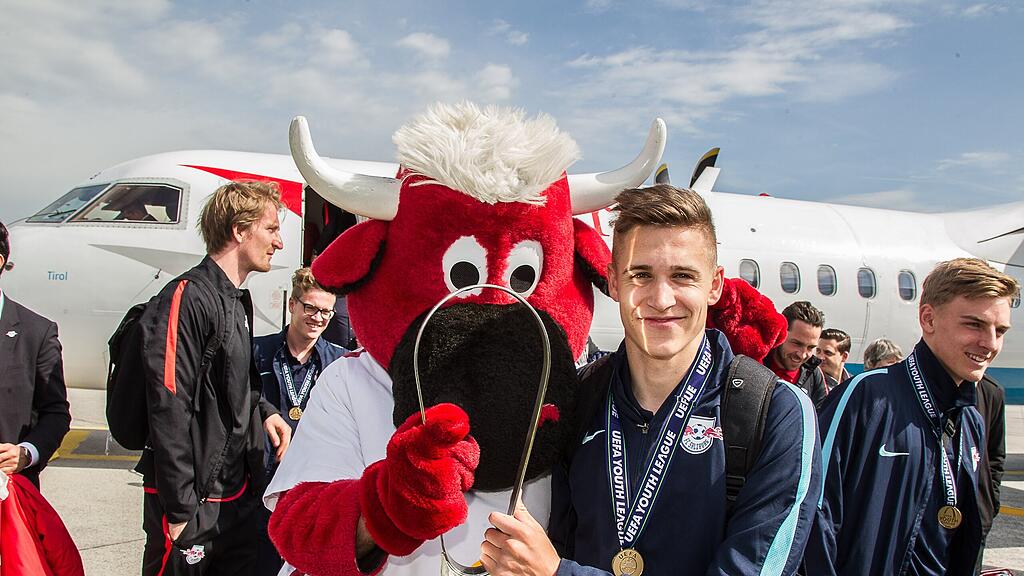 Die U19 des FC Red Bull Salzburg wurde am Dienstag am Flughafen empfangen.
