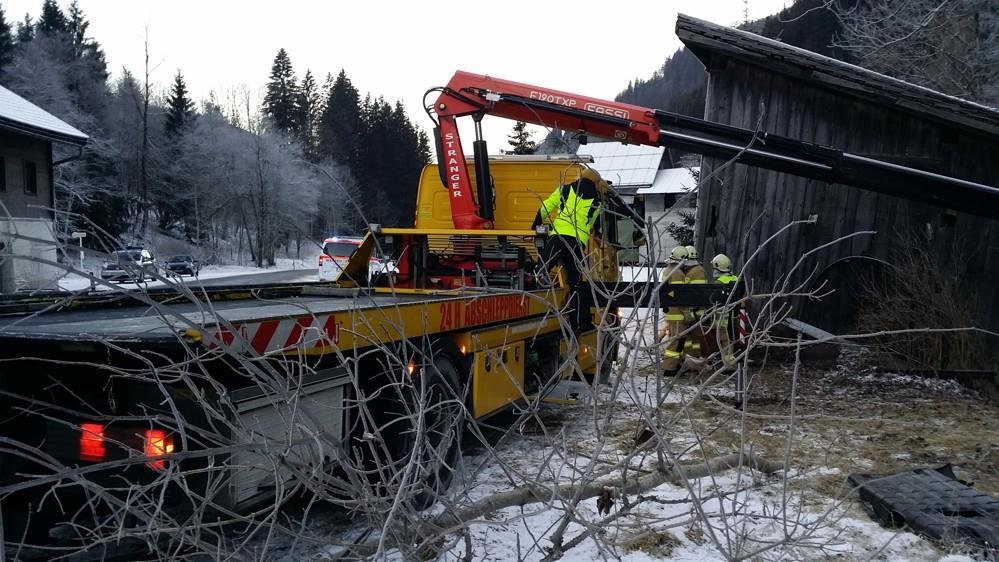 Unfall auf L219: Pkw in Bachbett