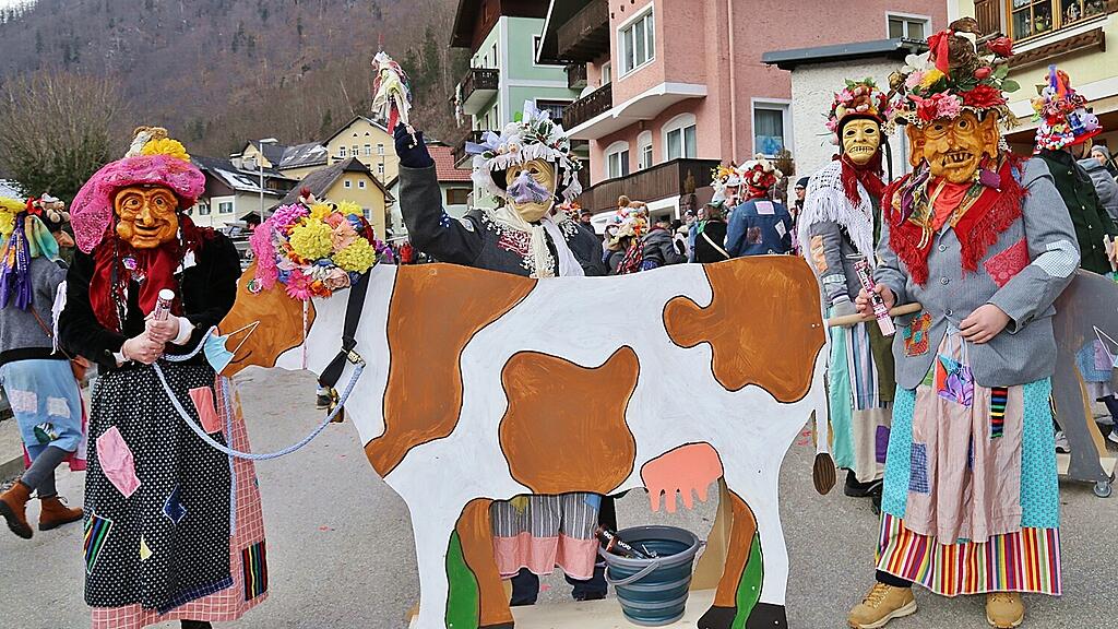 CORONA OBERÖSTERREICH - NARREN ZOGEN PRIVAT AM ROSENMONTAG DURCH EBENSEE =(2).jpg