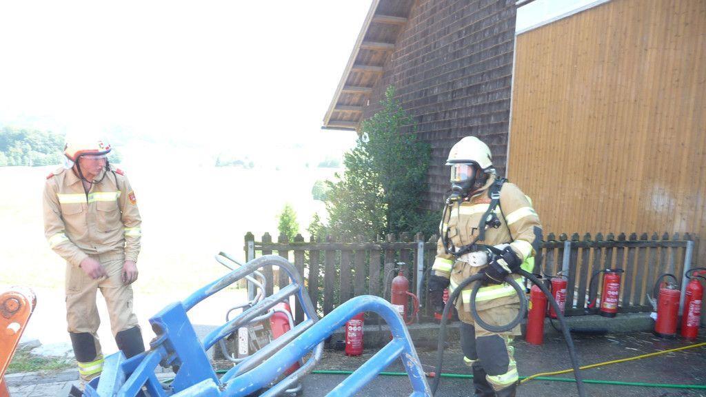 Arbeitsgefährt brennt in Henndorf ab