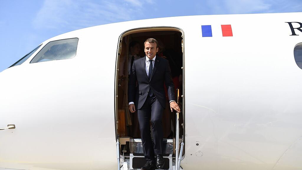 Emmanuel Macron und seine Frau Brigitte sind in Salzburg gelandet.