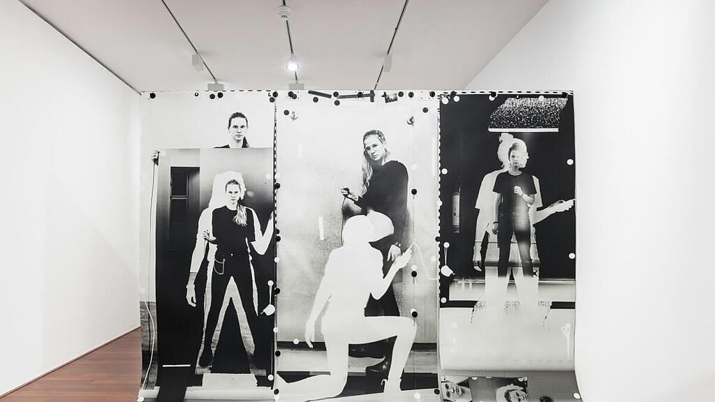 Ausstellungsansicht von Sophie Thuns "Zwischen Licht und Wand"