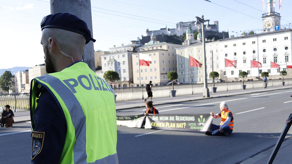 Klebe-Blockade auf Staatsbrücke