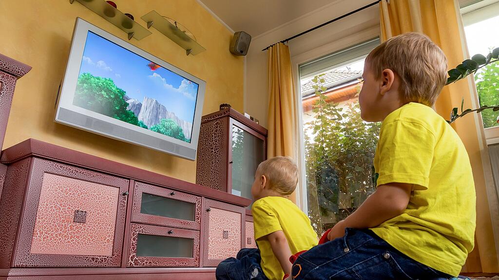 Ein Großteil der Österreicher denkt, dass Kinder und Jugendliche zu viel Zeit vor dem Bildschirm verbringen (Symbolbild).