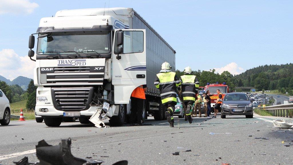 Horror-Crash mit drei Autos auf A8 endet glimpflich