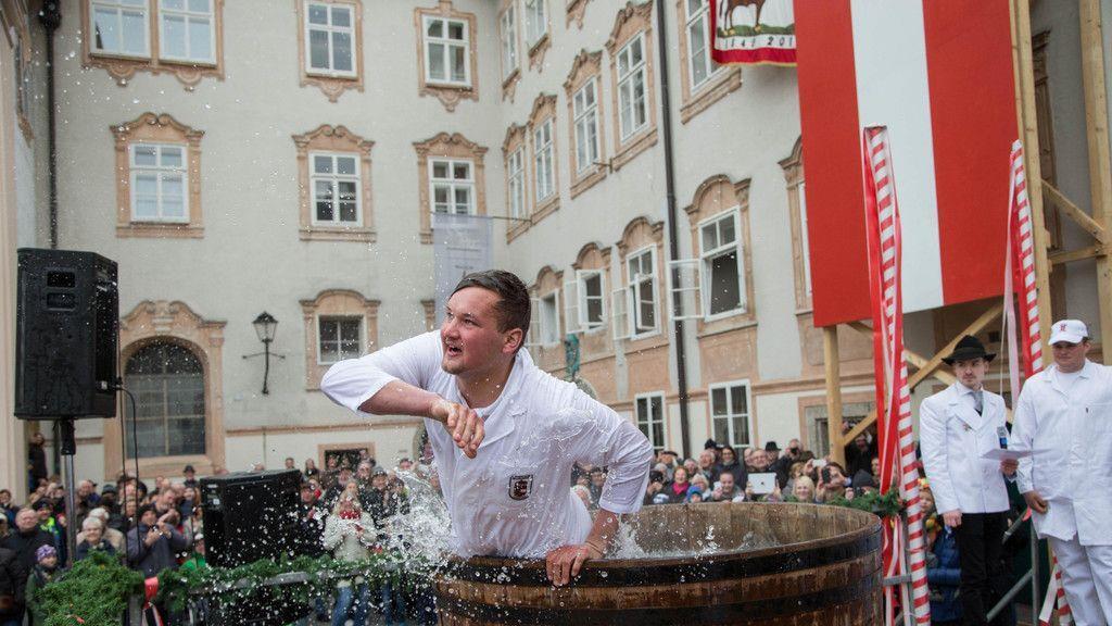 Traditioneller Metzgersprung in Salzburg