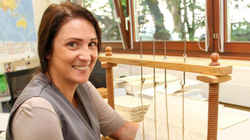 Buchbinderin Sabrina Schaller bei der Arbeit