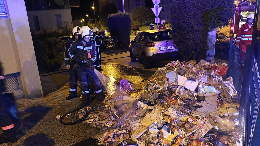 Die Feuerwehrleute mussten noch eine große Menge an Papier im Freien löschen.