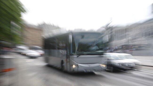 Die Polizisten hinderten den Bus mit einem Sperrstock an der Weiterfahrt. (SYMBOLBILD)