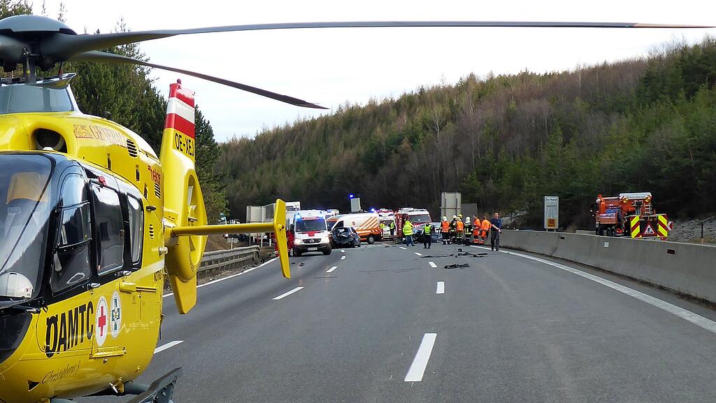 Bei einem Unfall auf der A21 starb eine Person.
