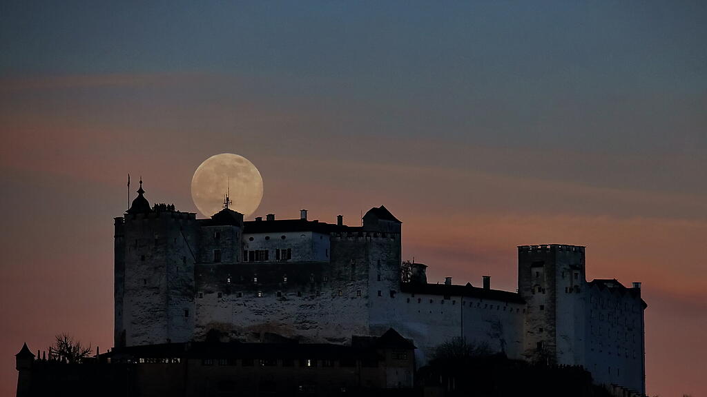 Erster Vollmond 2023 über Salzburg