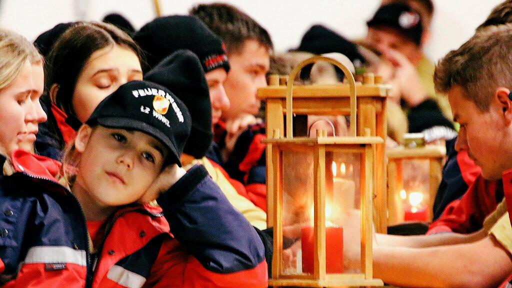 Feuerwehr Friedenslicht\u00fcbergabe im Bezirk Flachgau