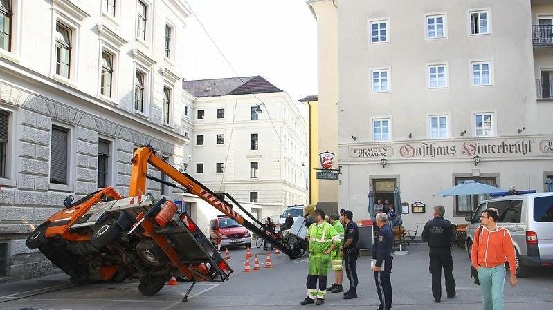 Hubsteiger kippt am Kajetanerplatz