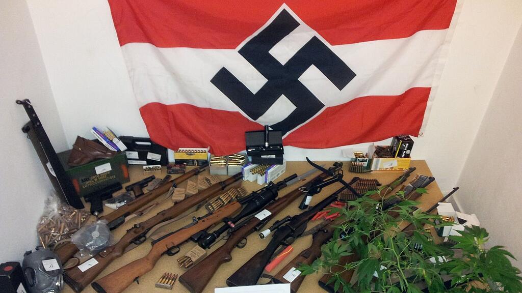 In der Wohnung des 23-Jährigen stieß die Polizei auf eine illegale Sammlung von Kriegsmaterial.