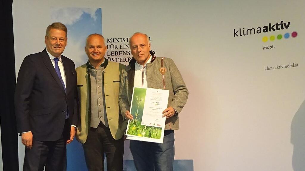 Rupprechter, Wörister und Hofer (v.l.) bei der Verleihung.