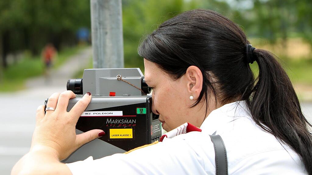 Lenker wurden Dienstagmorgen auf der Alpenstraße in der Stadt Salzburg mit über 100 km/h geblitzt - einer davon sogar mit 148 km/h.