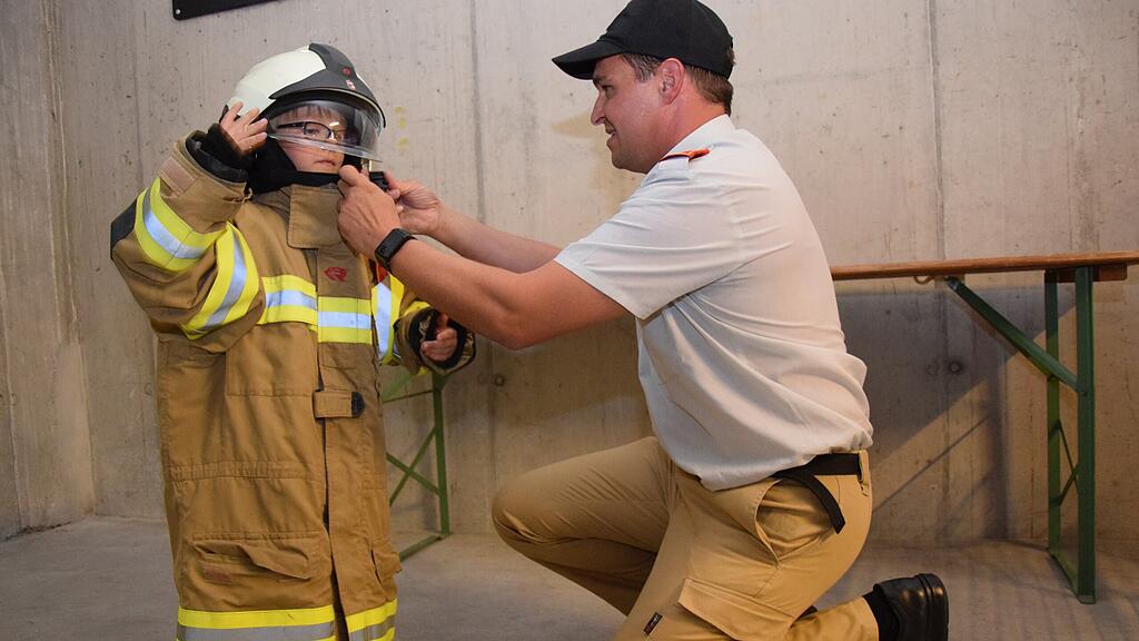 Matthias probierte auch die Feuerwehrmontur an.