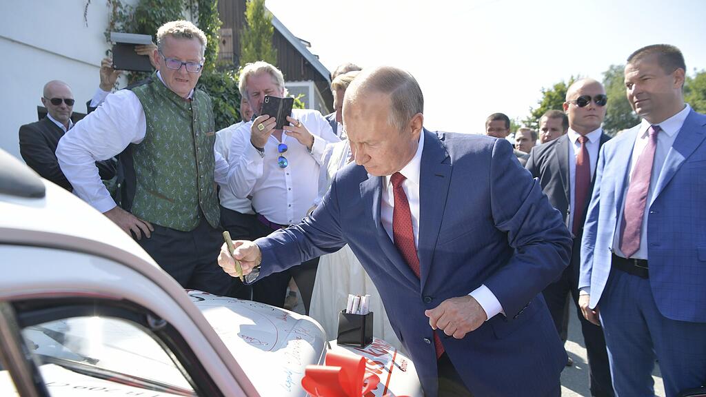 Auch Wladimir Putin hat am Käfer unterschrieben.