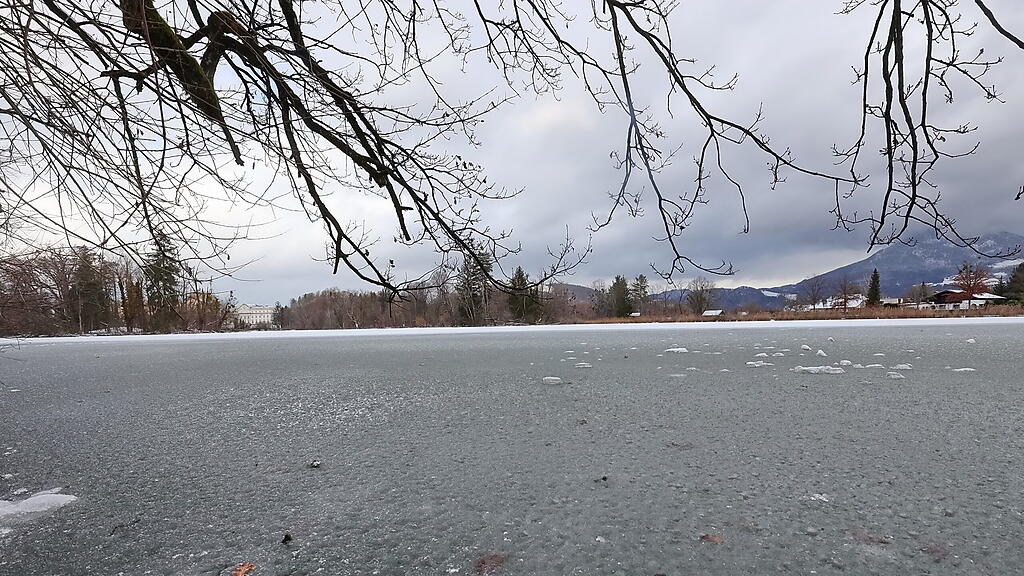 Leopoldskroner Weiher, eisfläche gesperrt,