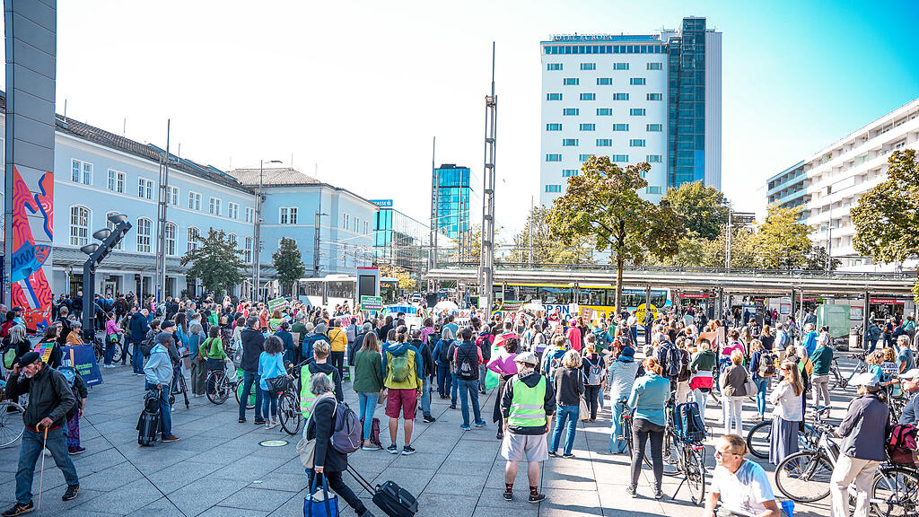 Demo "Zusammenhalten statt spalten" in der Stadt Salzburg
