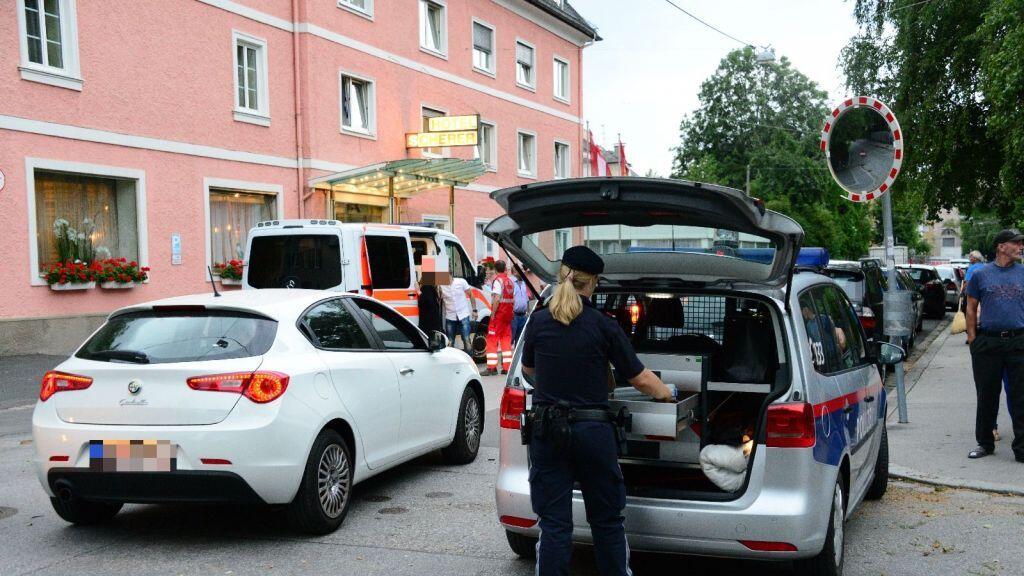 Drei Menschen wurden bei dem Kreuzungscrash verletzt.