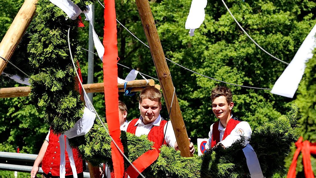 Maibaumaufstellen in Leopoldskron