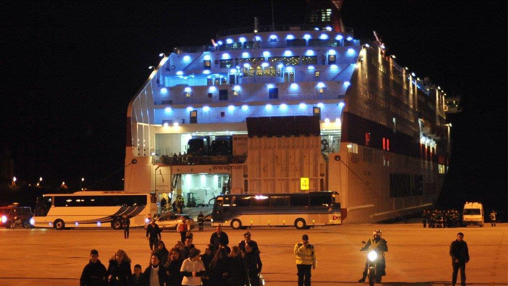 Passagiere der Fähre "Norman Atlantic" werden in Sicherheit gebracht