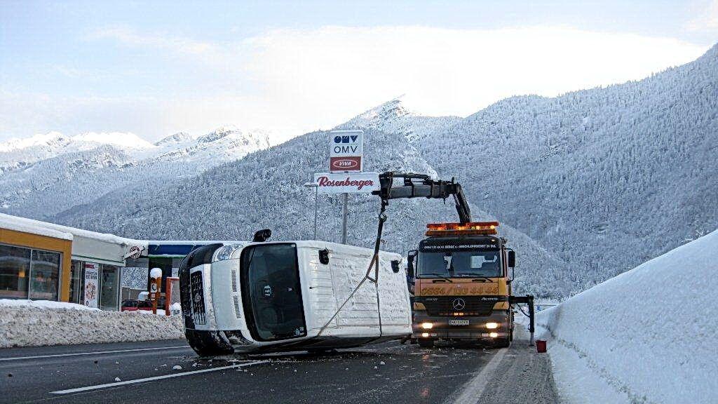 Am Lieferwagen entstand Totalschaden.