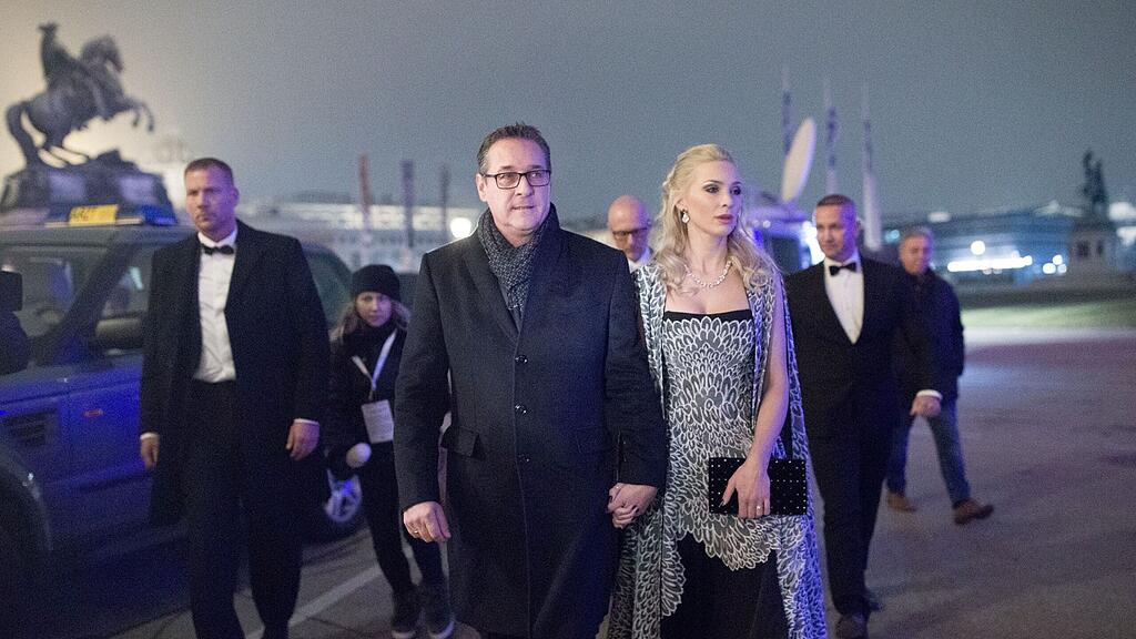 Heinz-Christian Strache erschien mit Frau Philippa.
