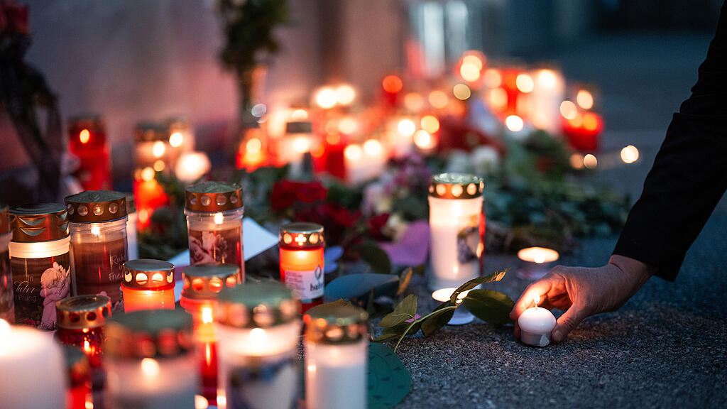 ATTACKE AN GRAZER SCHULE: KERZEN VOR DER SCHULE
