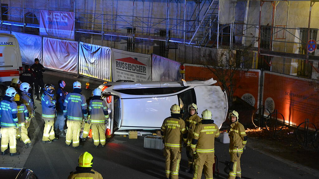 Pkw kippt bei Crash in Halleiner Altstadt um