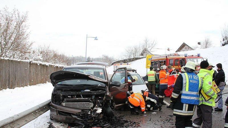 Fünf Verletzte nach Crash auf B20