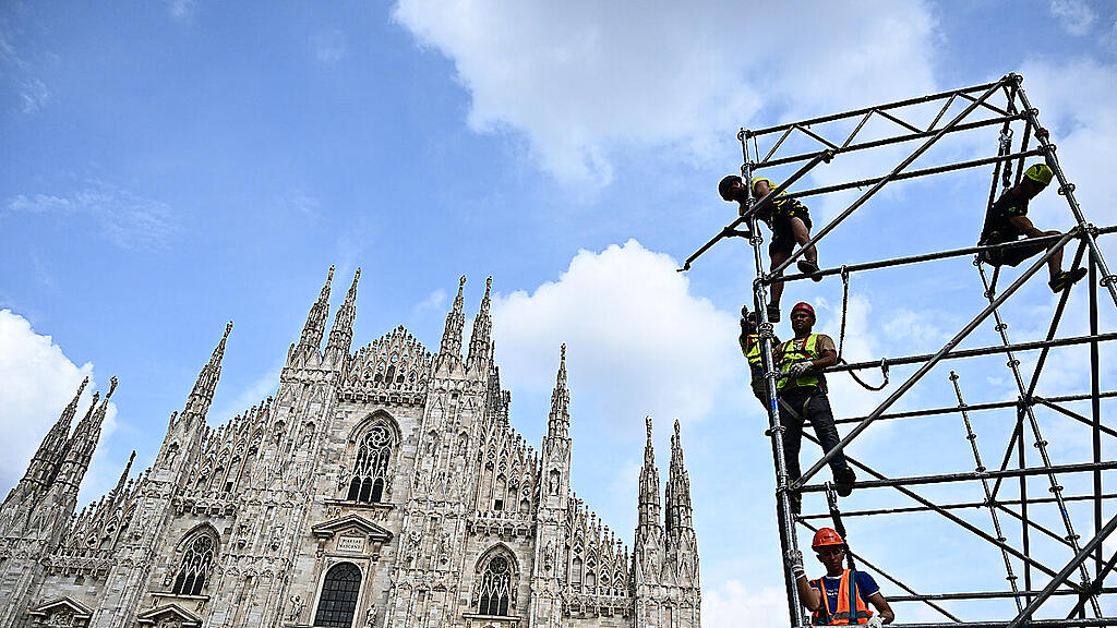 Aufbauarbeiten vor dem Mailänder Dom