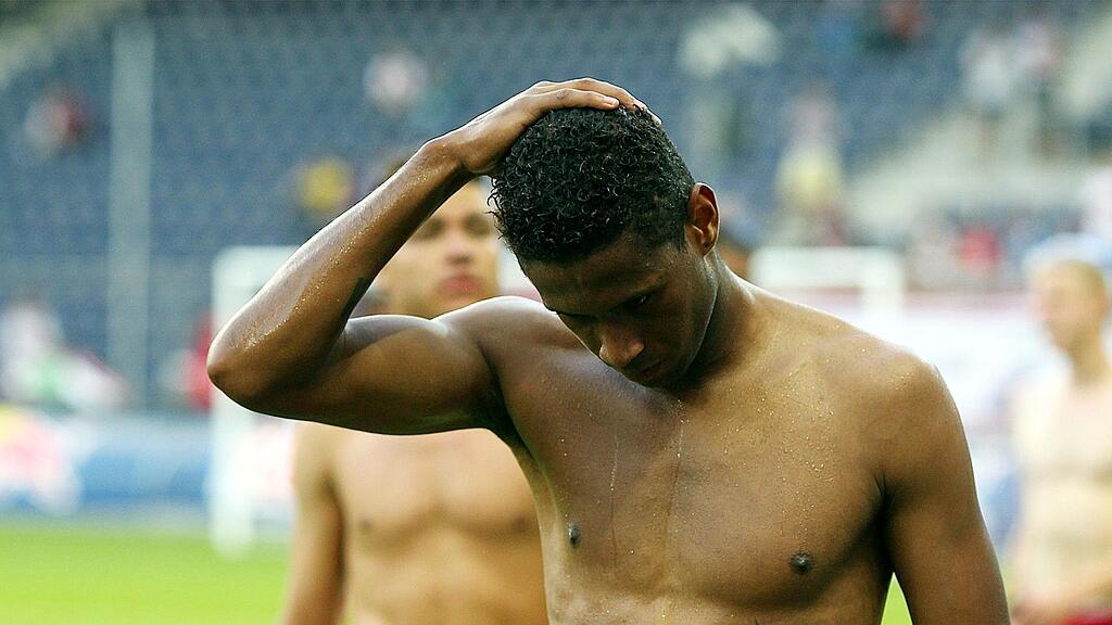 Der niederländische Kapitän bestritt auch aufgrund von Verletzungen in dieser Spielzeit bisher nur sechs Spiele für den Fußball-Meister, seinen im Juni 2013 endenden Vertrag wird er nicht verlängern.