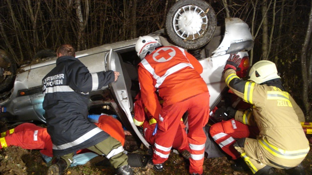 Die Einsatzkräfte der Feuerwehren mussten die verletzte 18-Jährige aus dem Pkw bergen.