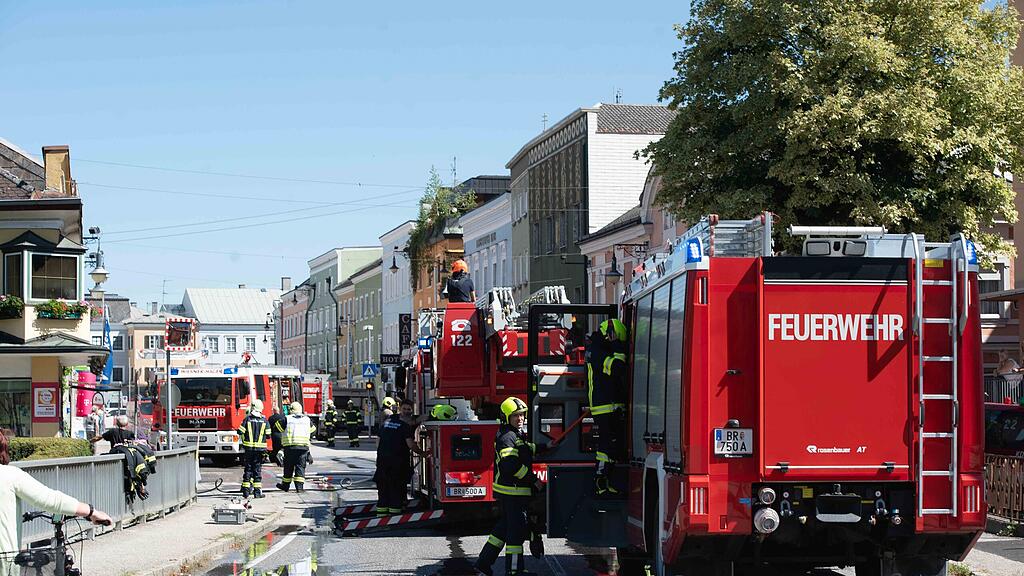 Ein Wohnhausbrand fordert die Feuerwehren in Altheim.