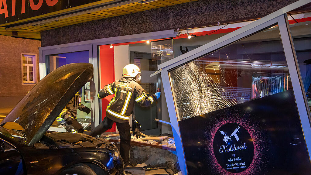 Lehen: Auto kracht in Tattoo-Studio