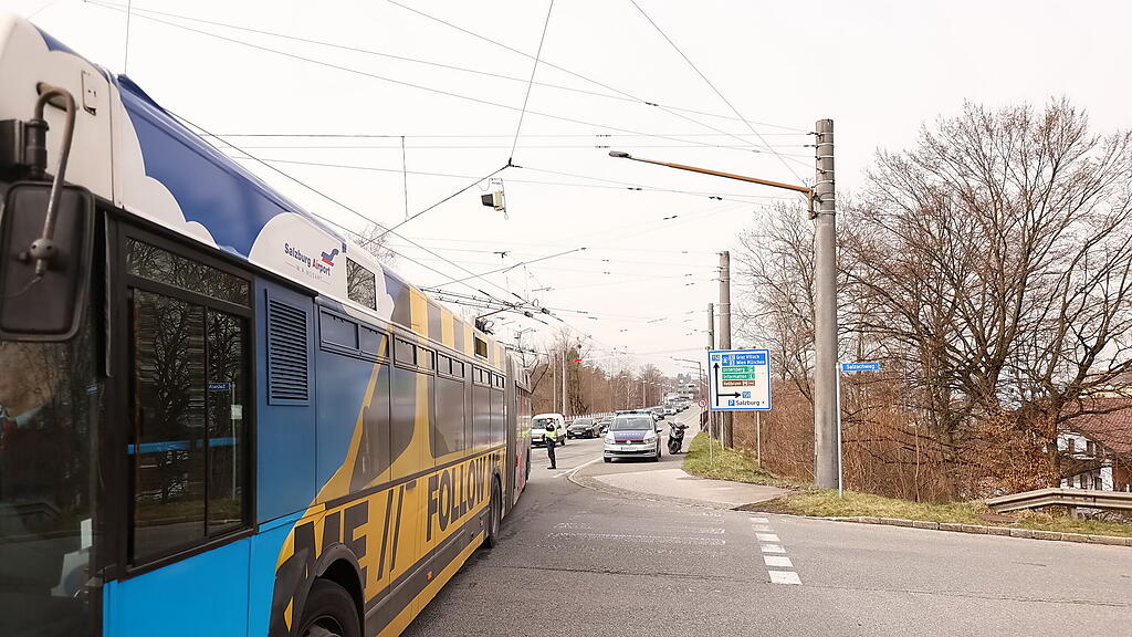 PKW kollidiert mit O-Bus auf der L106