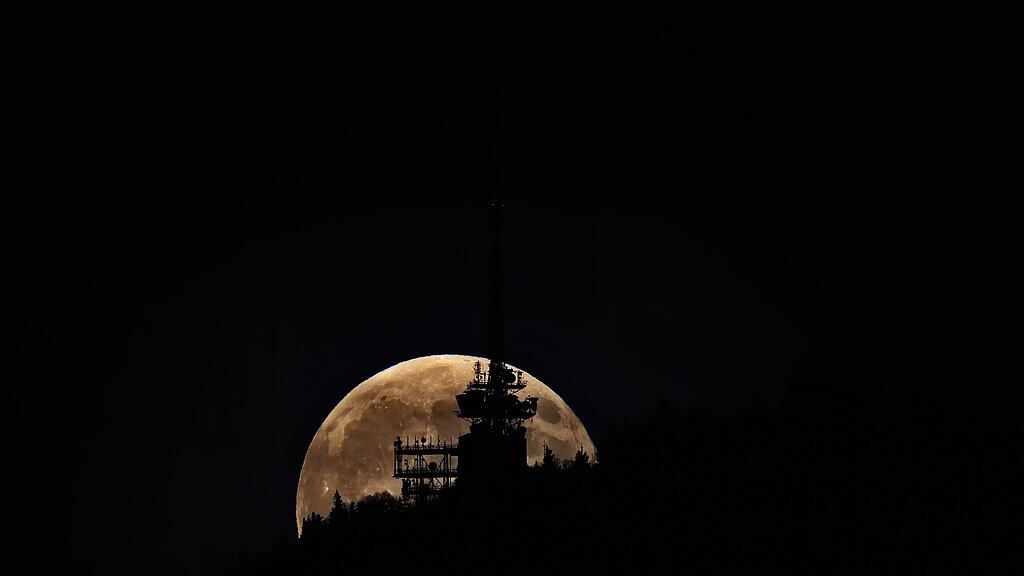 Supermond über Salzburg