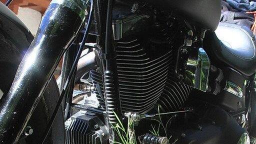 Biker stürzt auf Kies