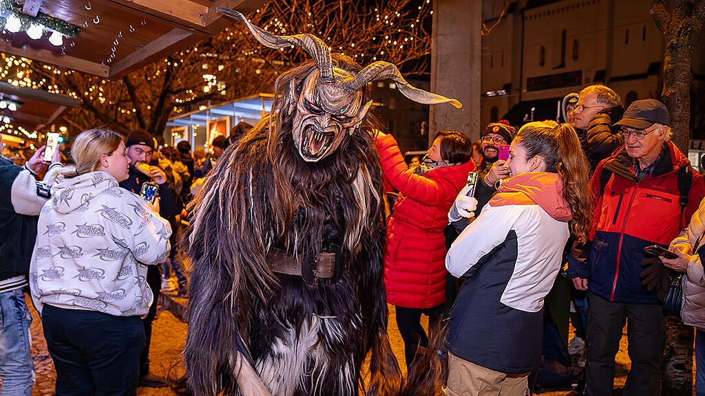 Alt Gnigler Krampusse beim Weihnachtsmarkt am Mirabellplatz