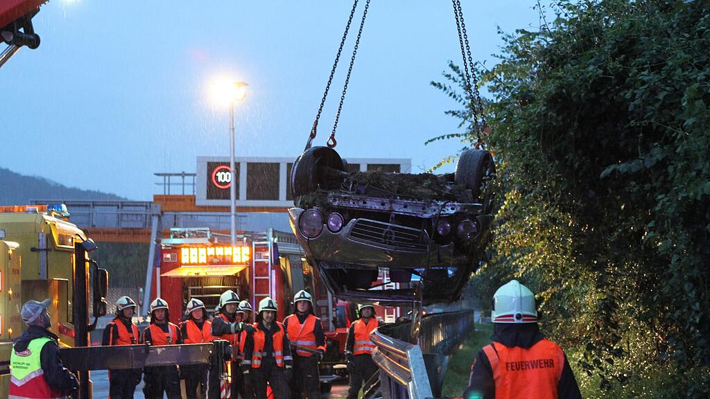 Am Fahrzeug entstand Totalschaden.