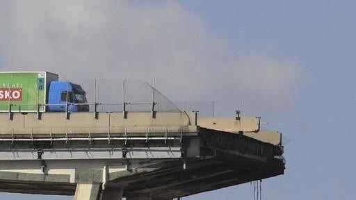 Autobahnbrücke stürzt in Genua ein: Aufräumen