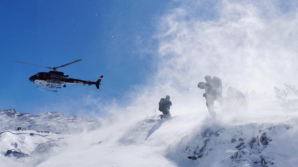 Wanderer von Neuschnee überrascht