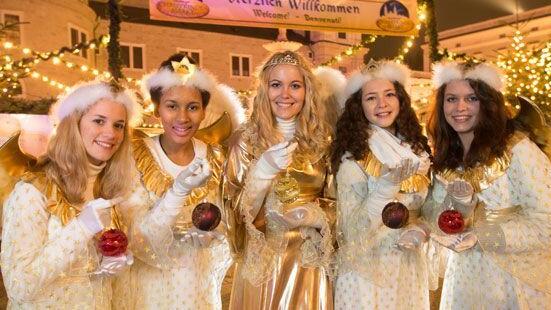 Das Salzburger Christkindlmarkt „Dream Team“ 2012 v.l.n.r.: Alina Cebis (Engel), Theresa Gmachl (Engel), Stefanie Hawel (Christkind), Mia Wiederstein (Engel), Anja Wimmer (Engel).