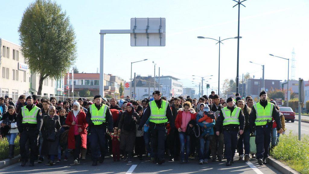Flüchtlinge marschieren zu Grenze